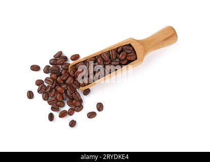 Cucchiaio di legno di chicchi di caffè tostati su bianco Foto Stock