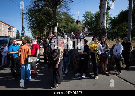 Kiev, Ucraina. 29 settembre 2023. I discendenti di ebrei giustiziati si riuniscono nel parco di fronte al cinema "Rus Kievan", dove il 29 settembre 1941, i nazisti radunarono migliaia di ebrei per ucciderli nel tratto di Babyn Yar a Kiev. Gli ucraini commemorano il 81° anniversario del massacro nazista degli ebrei nella gola di Babyn Yar a Kiev, dove circa 34.000 ebrei furono uccisi in due giorni nel settembre 1941. In totale, più di 100.000 persone hanno perso la vita a Babyn Yar tra il 1941 e il 1943. (Foto di Oleksii Chumachenko/SOPA Images/Sipa USA) credito: SIPA USA/Alamy Live News Foto Stock