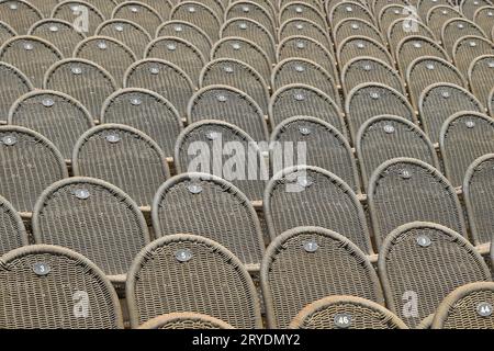 File di posti a sedere nell'auditorium della sala concerti all'aperto Foto Stock