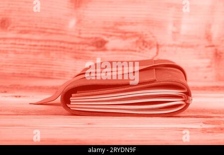 Notebook rosa con rivestimento in pelle sul tavolo Foto Stock