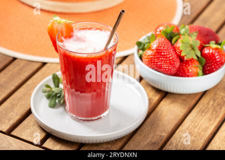 Frullato di fragole dolce e fresco. Scena del tempo libero Foto Stock