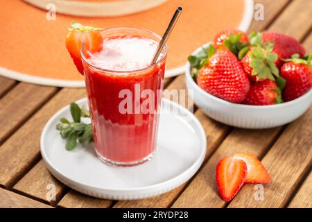 Frullato di fragole dolce e fresco. Scena del tempo libero Foto Stock