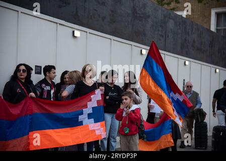 Londra, Regno Unito. 30 settembre 2023. I manifestanti tengono grandi striscioni durante la protesta pro-Nagorno-Karabakh. Lo scopo della campagna è quello di denunciare la reintegrazione dell'Azerbaigian nel Nagorno-Karabakh ed esprimere preoccupazione per i residenti della regione. Credito: SOPA Images Limited/Alamy Live News Foto Stock