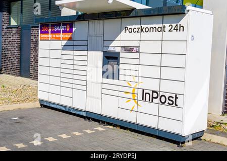 Wałbrzych, Polonia - 20.09.2023: InPost paczkomat è un servizio molto popolare per lo shopping su Internet in Polonia Foto Stock