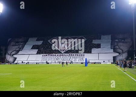 Salerno, Italia. 30 settembre 2023. Tifosi della US Salernitana durante la partita di serie A tra US Salernitana e FC Internazionale allo Stadio Arechi il 30 settembre 2023 a Salerno, Italia. Crediti: Giuseppe Maffia/Alamy Live News Foto Stock