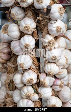 Stringa di aglio sulla strada del mercato Foto Stock