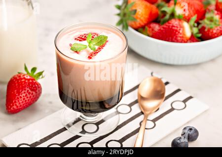 Frullato di fragole sano in vetro Foto Stock