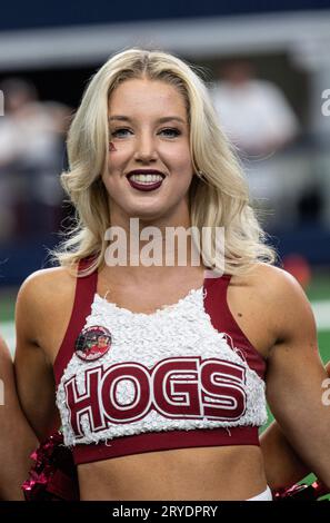 Arlington, Texas, USA. 30 settembre 2023. Università dell'Arkansas cheerleader (immagine di credito: © Hoss McBain/ZUMA Press Wire) SOLO USO EDITORIALE! Non per USO commerciale! Foto Stock