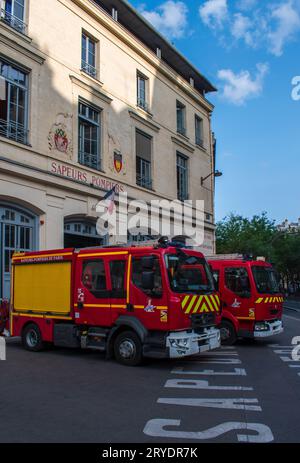 Parigi, Francia - 09 29 2023 : stazione dei vigili del fuoco e camion dei pompieri a Parigi Foto Stock