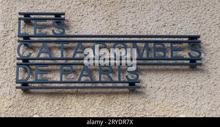Parigi, Francia - 09 29 2023 : targa all'ingresso delle catacombe di Parigi Foto Stock