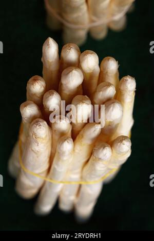 Un mazzo di asparagi bianchi freschi scatta da vicino Foto Stock