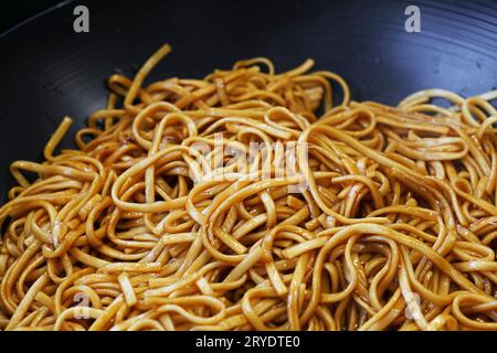 Chiudere gli spaghetti fritti asiatici in padella wok Foto Stock