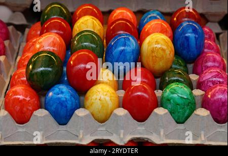 Primo piano delle uova di Pasqua dipinte nel vassoio di cartone Foto Stock