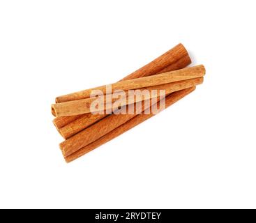 Primo piano tre bastoncini di cannella isolati su bianco Foto Stock