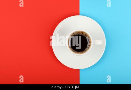 Tazza di caffè espresso completamente bianca rossa e blu Foto Stock