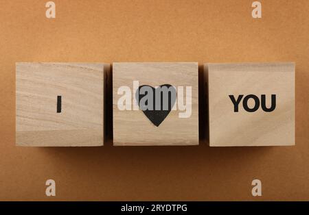 Cubi di legno con LE parole ADORO sul marrone Foto Stock