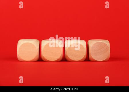 Segni di cubo di legno vuoto su sfondo rosso Foto Stock