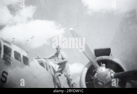 Un Martin Baltimore del 55 Squadron, Royal Air Force, a terra con altri che volavano in formazione alle spalle durante la campagna del Nord Africa del 1942. Foto Stock