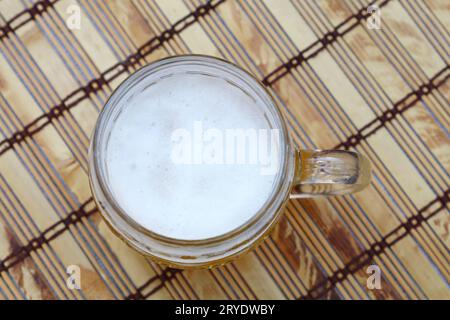 Tazza di vetro di unfiltered weizen birra sul tavolo Foto Stock