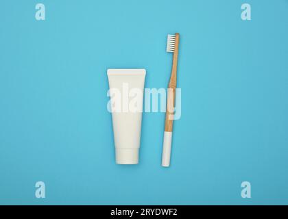 Dentifricio bianco e spazzolino di bambù blu Foto Stock