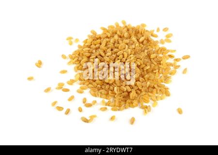 Primo piano di grani di bulgur isolati su bianco Foto Stock