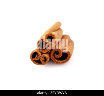 Primo piano tre bastoncini di cannella isolati su bianco Foto Stock
