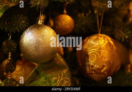 Chiudere le decorazioni dell'albero di Natale appese Foto Stock