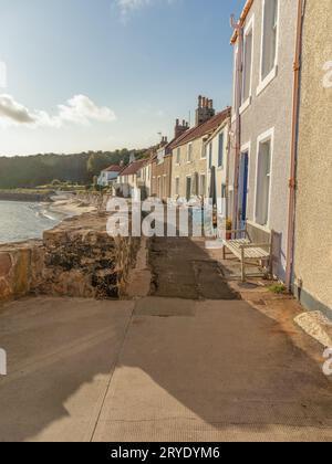 Vista ritratto di Pitenweem nella parte orientale di Neuk of Fife, affacciata sul lungomare in estate. Foto Stock