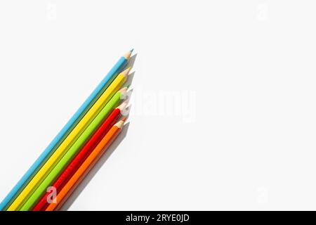 Matite multicolori isolati su sfondo bianco Foto Stock