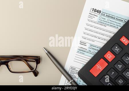 Modulo di dichiarazione dei redditi individuale sulla tabella Foto Stock