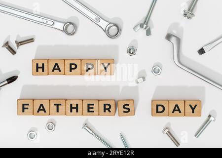 Blocchi per la festa del papà felice con strumenti su sfondo bianco Foto Stock