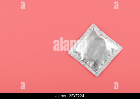 Primo piano di una confezione di preservativi su sfondo rosa Foto Stock