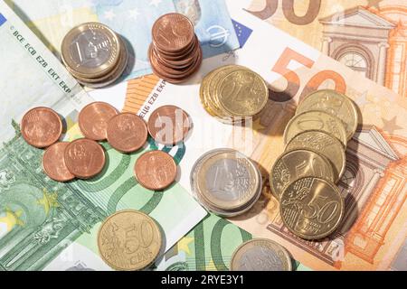 Banconote e monete in euro Foto Stock