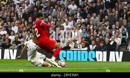 Londra, Regno Unito. 30 settembre 2023. Richarlison del Tottenham Hotspur ha un tiro in porta. Partita di Premier League, Tottenham Hotspur contro Liverpool al Tottenham Hotspur Stadium di Londra sabato 30 settembre 2023. Questa immagine può essere utilizzata solo per scopi editoriali. Foto solo editoriale di Sandra Mailer/Andrew Orchard fotografia sportiva/Alamy Live news credito: Andrew Orchard fotografia sportiva/Alamy Live News Foto Stock