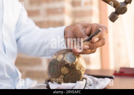 Chaser di rame al lavoro Foto Stock