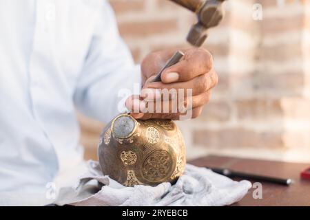 Chaser di rame al lavoro Foto Stock