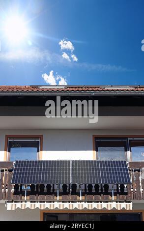 Una centrale elettrica con balcone è adatta anche per le case più vecchie. Moduli solari per la generazione di energia su un balcone Foto Stock