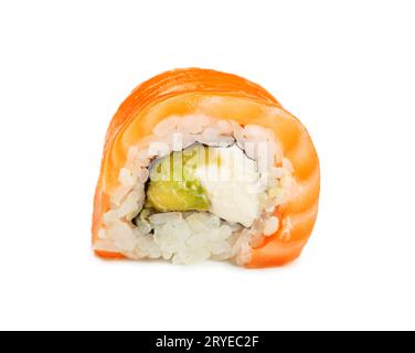 Un sushi roll al salmone isolato su bianco Foto Stock
