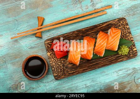 Un set di sushi al salmone sul tavolo Foto Stock