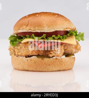 Cheeseburger su sfondo bianco Foto Stock