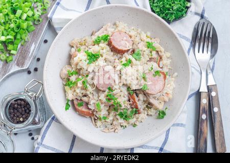 Piatto di pollo del South Carolina con salsicce affumicate, in un recipiente, orizzontale, vista dall'alto Foto Stock