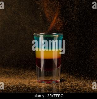 Bicchierino con alcol su sfondo scuro Foto Stock