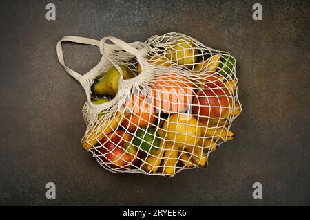 Frutta fresca assortita in una borsa della spesa Foto Stock