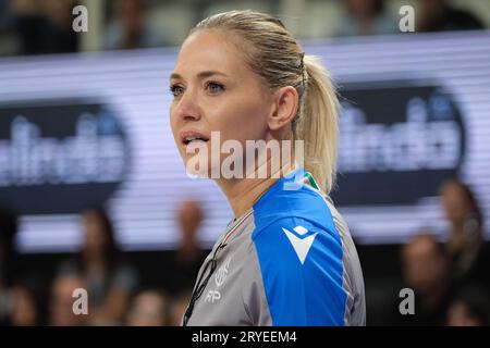 Trento, Italia. 30 settembre 2023. Silvia Marziali arbitro della partita tra Dolomiti Trentino energia e Vanoli Basket Cremona, stagione regolare del Campionato Italiano di pallacanestro A1 2023/2024 al T Quotidiano Arena Palace il 30 settembre 2023, Trento, Italia. Credito: Agenzia fotografica indipendente/Alamy Live News Foto Stock