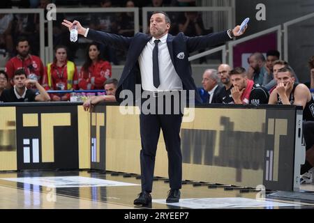 Trento, Italia. 30 settembre 2023. Paolo Galbiati capo allenatore delle Dolomiti Trentino energia durante la partita tra Dolomiti Trentino energia e Vanoli Basket Cremona, stagione regolare del Campionato Italiano di pallacanestro A1 2023/2024 al T Quotidiano Arena Palace il 30 settembre 2023, Trento, Italia. Credito: Agenzia fotografica indipendente/Alamy Live News Foto Stock