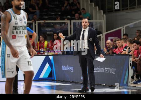 Trento, Italia. 30 settembre 2023. Paolo Galbiati capo allenatore delle Dolomiti Trentino energia durante la partita tra Dolomiti Trentino energia e Vanoli Basket Cremona, stagione regolare del Campionato Italiano di pallacanestro A1 2023/2024 al T Quotidiano Arena Palace il 30 settembre 2023, Trento, Italia. Credito: Agenzia fotografica indipendente/Alamy Live News Foto Stock