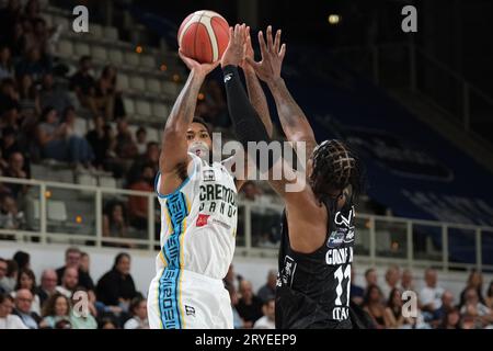 Trento, Italia. 30 settembre 2023. Tiro sospeso di Trevor Lacey della Vanoli Basket Cremona durante la partita tra Dolomiti Trentino energia e Vanoli Basket Cremona, stagione regolare del Campionato Italiano di Basket A1 2023/2024 al T Quotidiano Arena Palace il 30 settembre 2023, Trento, Italia. Credito: Agenzia fotografica indipendente/Alamy Live News Foto Stock