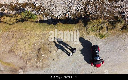 Ripresa aerea con un drone di due persone e spyder con l'ombra Foto Stock