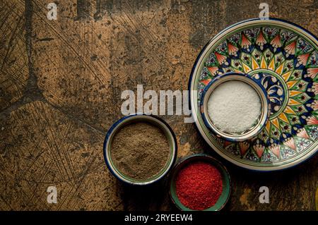 Spezie orientali su una vecchia pietra di pavimentazione Foto Stock