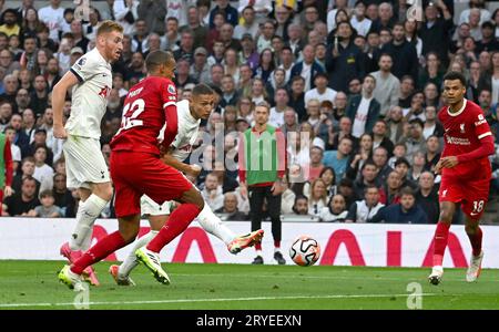 Londra, Regno Unito. 30 settembre 2023. Richarlison del Tottenham Hotspur ha un altro colpo in porta. Partita di Premier League, Tottenham Hotspur contro Liverpool al Tottenham Hotspur Stadium di Londra sabato 30 settembre 2023. Questa immagine può essere utilizzata solo per scopi editoriali. Foto solo editoriale di Sandra Mailer/Andrew Orchard fotografia sportiva/Alamy Live news credito: Andrew Orchard fotografia sportiva/Alamy Live News Foto Stock